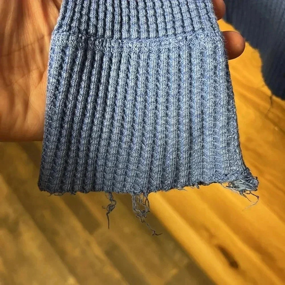 Free people one women’s cropped long, sleeved‎ shirt blue button V-neck 17 PTP - Picture 8 of 8